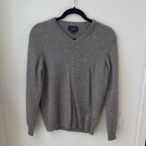 100% cashmere Club Room Men's Heather Gray V-Neck Sweater